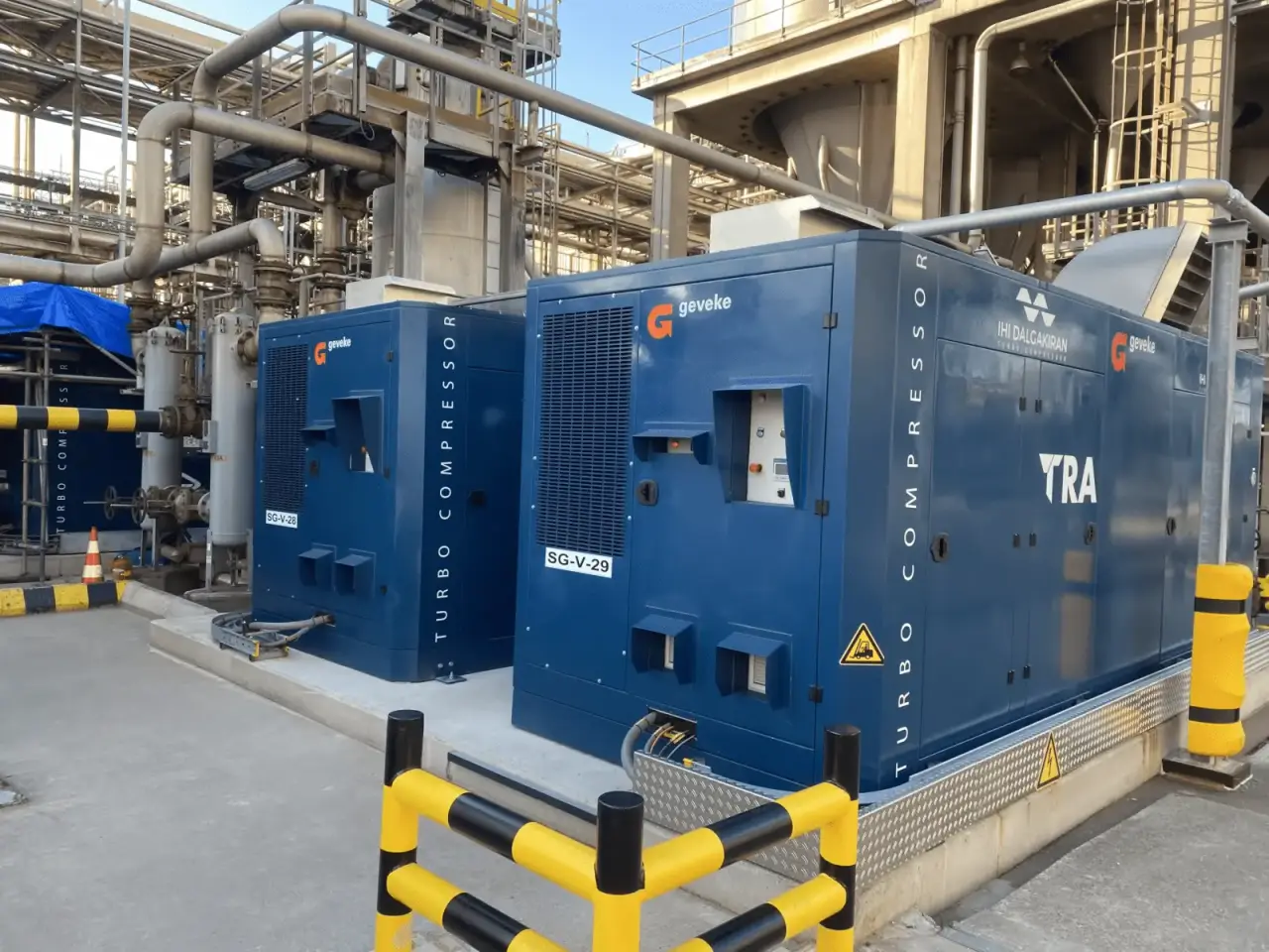 Dois turbo compressores azuis da AIRPOWER instalados em planta de processo