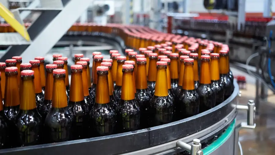 Linha de engarrafamento em operação numa indústria de bebidas