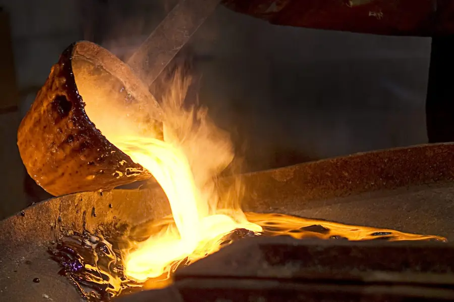 Metal líquido incandescente sendo vertido em uma usina siderúrgica
